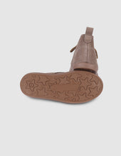 Cargar imagen en el visor de la galería, BOTÍN PISACACAS SERRAJE TAUPE